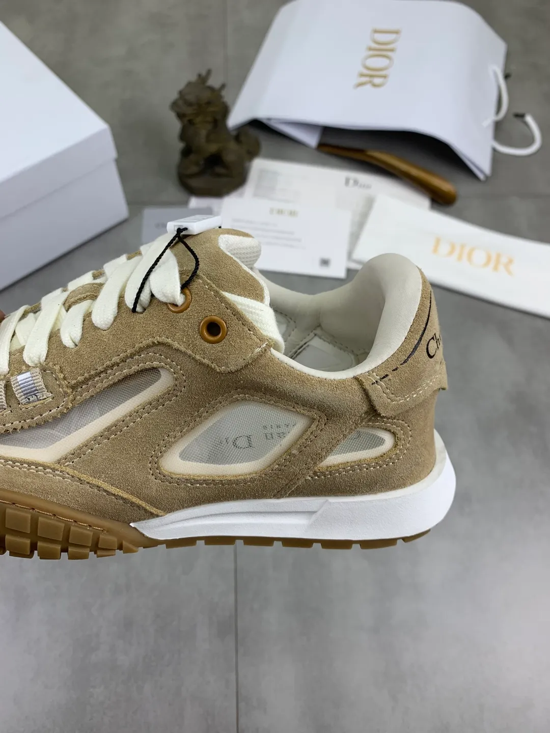 Men's men's shoes P520 new Dior Tech sneakers 2026 early spring series new products, with fashionable details, highlighting retro aesthetics. The light beige anti-suede cow leather upper is spliced ​​with apricot transparent mesh fabric on the side. The upper window edge is adhered with high-frequency flat ironing and back-pressure. It replicates the original craftsmanship, making it beautiful and comfortable without falling off. The interior is made of sheep lining of the same color, which is soft and comfortable. The heel and tongue are embellished with the Paris logo. The textured TPU soles with the same color logo. The high-end version is exquisitely packaged, adding a high-end style.  Code number: 35-46